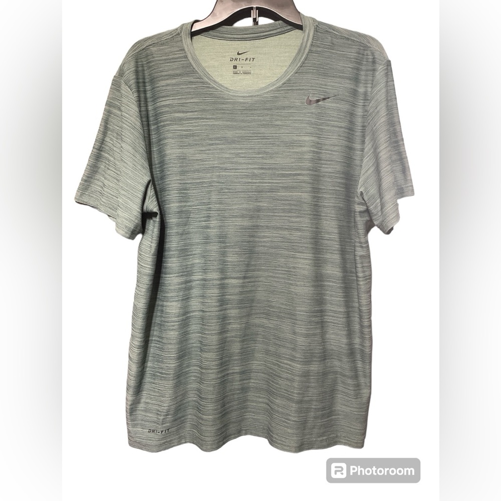 **Nike. Men tee shirt. Short sleeve. Green. Dr-fit. Smoke free home.